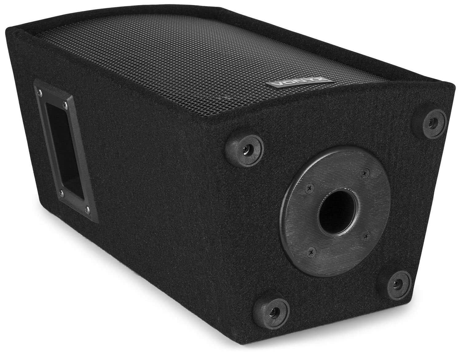 Una caja de altavoz negra con una parte superior de malla. Tiene un puerto, una salida de altavoz circular y patas de goma. La marca es visible.