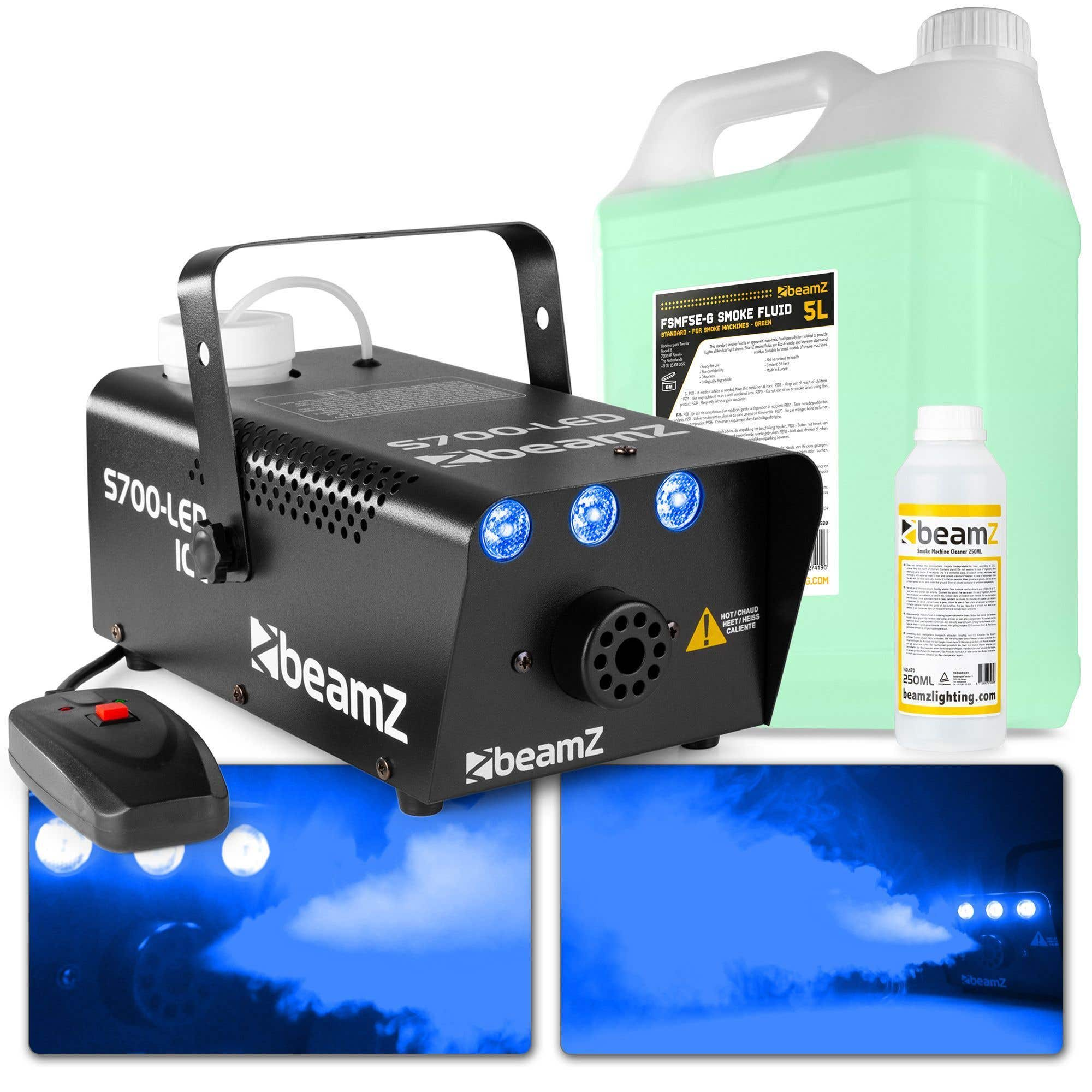 Una máquina de humo Beamz con luces azules, líquido y botellas de limpiador. El humo es visible.