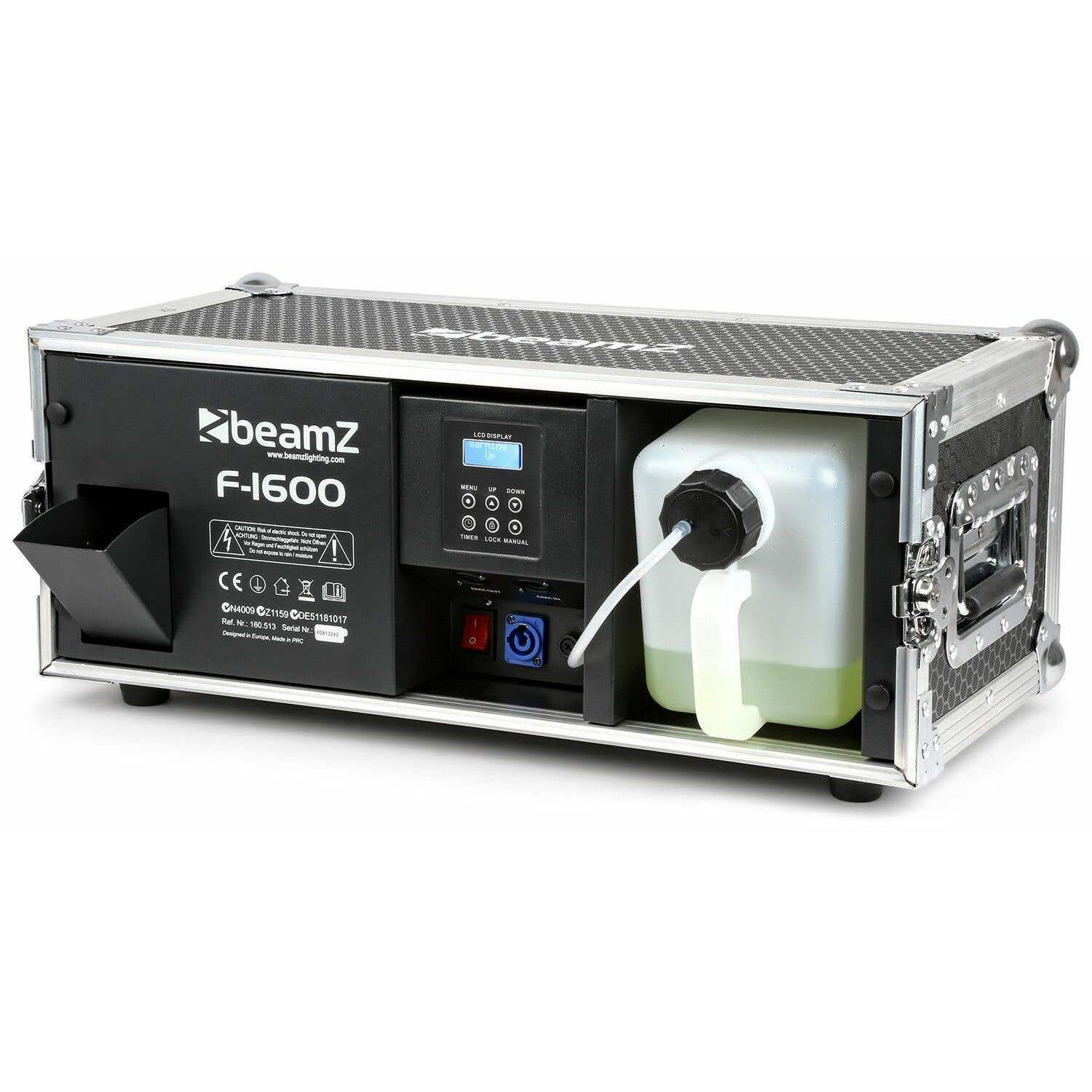 Una máquina de niebla Beamz F-1600 en un flight case. Tiene un depósito de líquido y un panel de control. La caja es negra con bordes plateados.