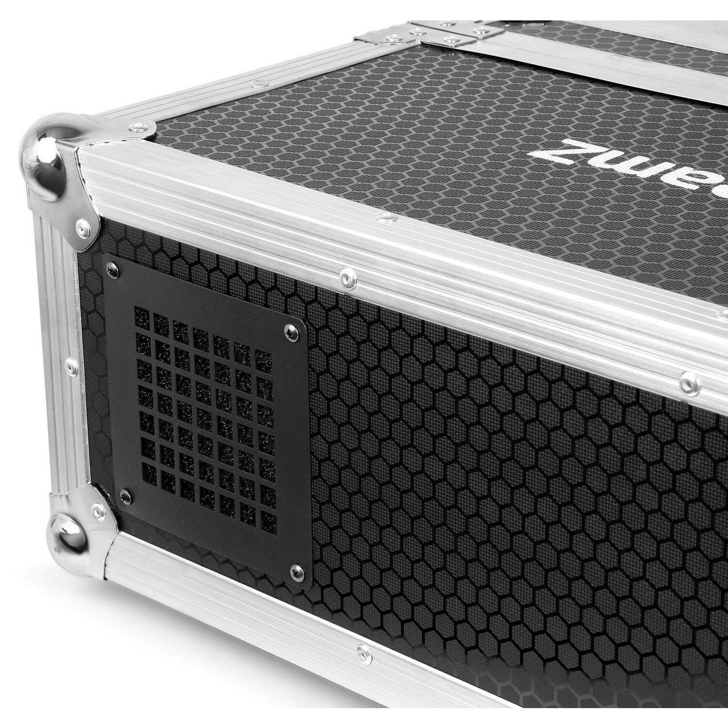 Primer plano de una caja negra con ribete plateado. Tiene un patrón de panal y una rejilla de ventilación negra. La palabra 'zwei' es visible.