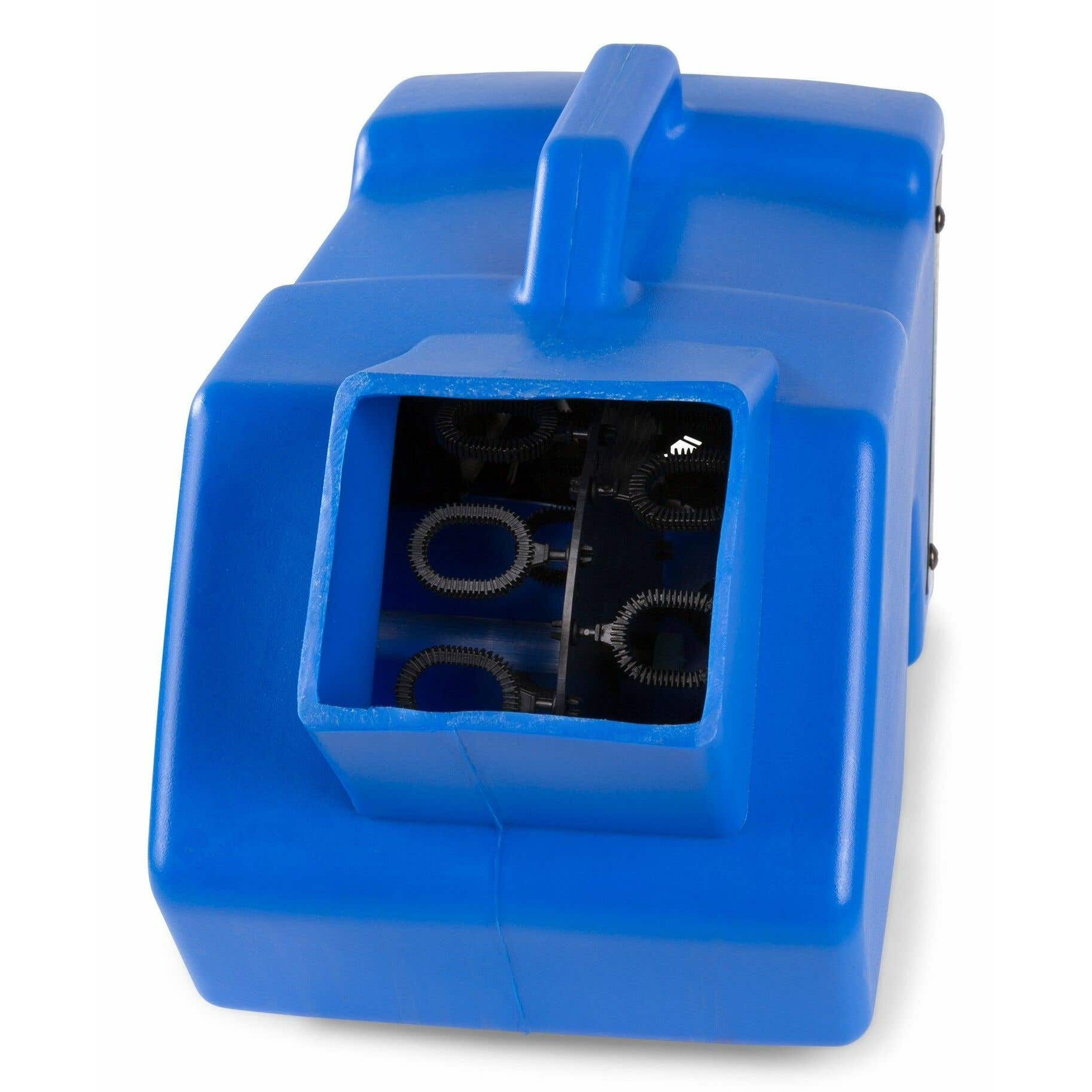 Una máquina de burbujas azul con asa. Tiene forma rectangular y una ranura con varitas de burbujas visibles.