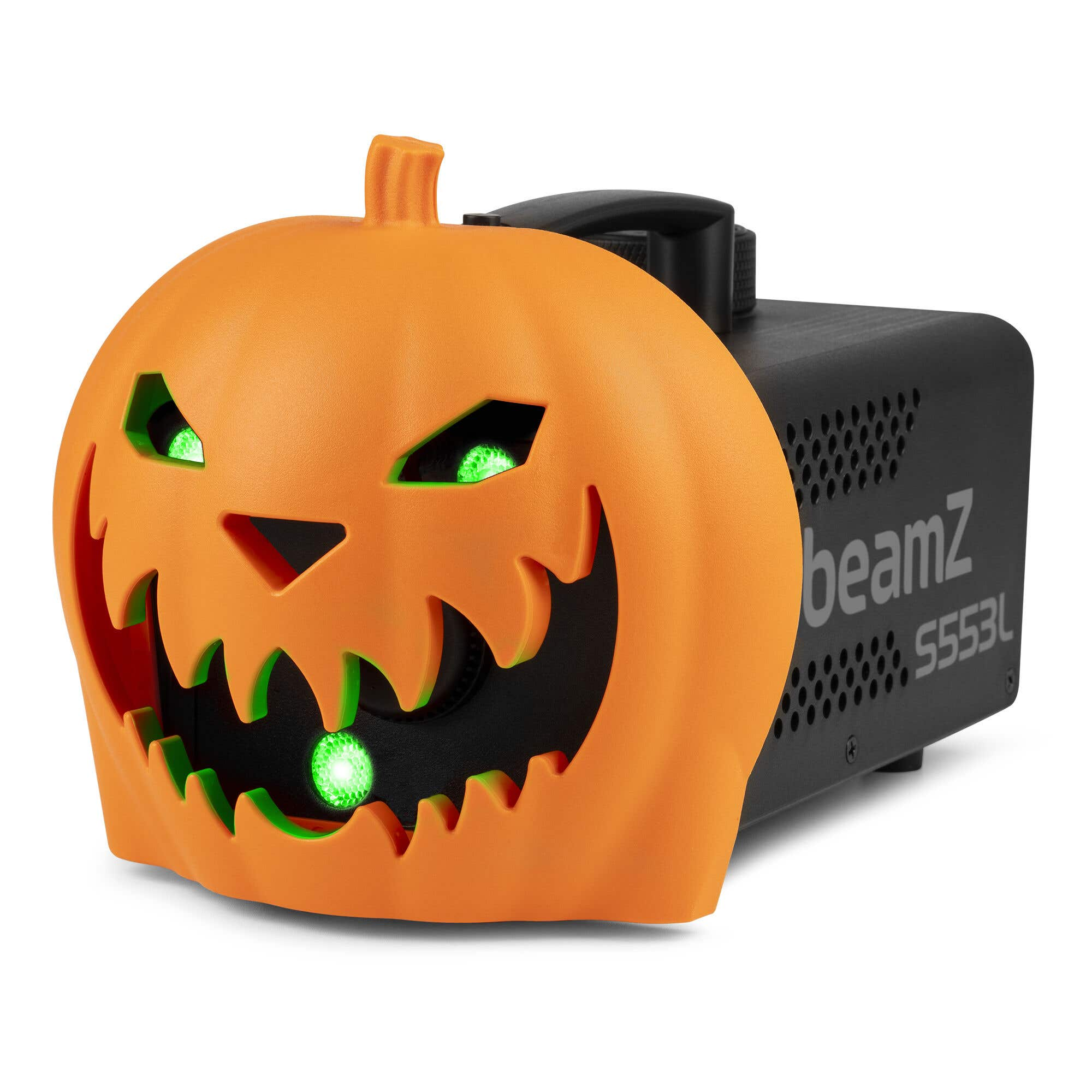 Una máquina de niebla de Halloween con forma de calabaza naranja con ojos y boca verdes brillantes, cuerpo de máquina negro.
