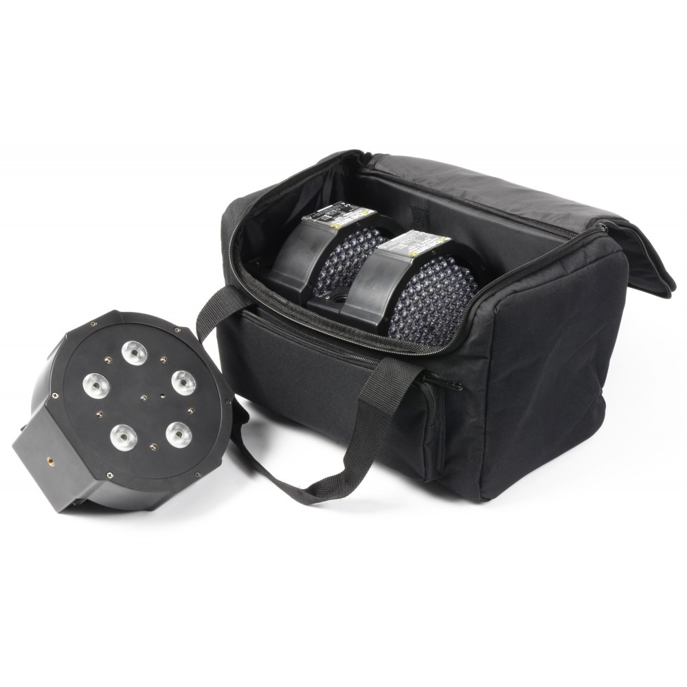 Bolsa negra con dos luces de escenario dentro. Otra luz está a la izquierda. Todo sobre un fondo blanco.