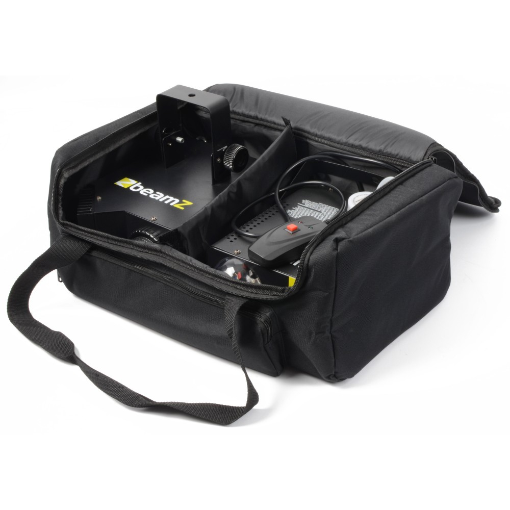 Bolsa negra con un dispositivo BeamZ, cables y un control remoto. La bolsa está abierta, revelando el contenido sobre un fondo blanco.