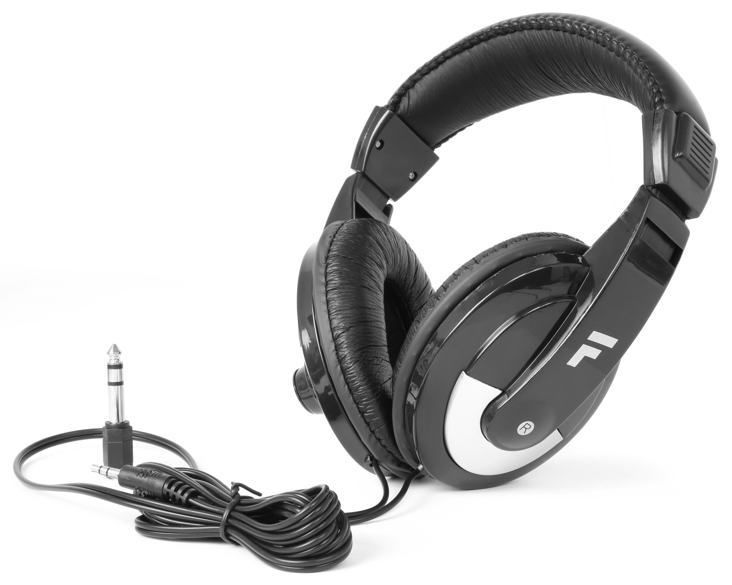 Auriculares negros con detalles plateados y cable sobre superficie blanca. Un conector visible a la izquierda.