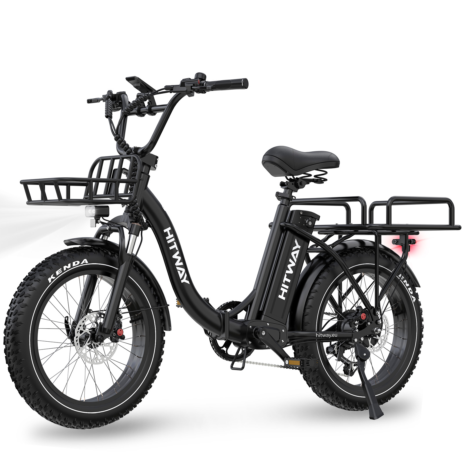 Schwarzes Elektrofahrrad mit großen Reifen, Korb und Gepäckträger. Das Fahrrad trägt den Markennamen "HITWAY".
