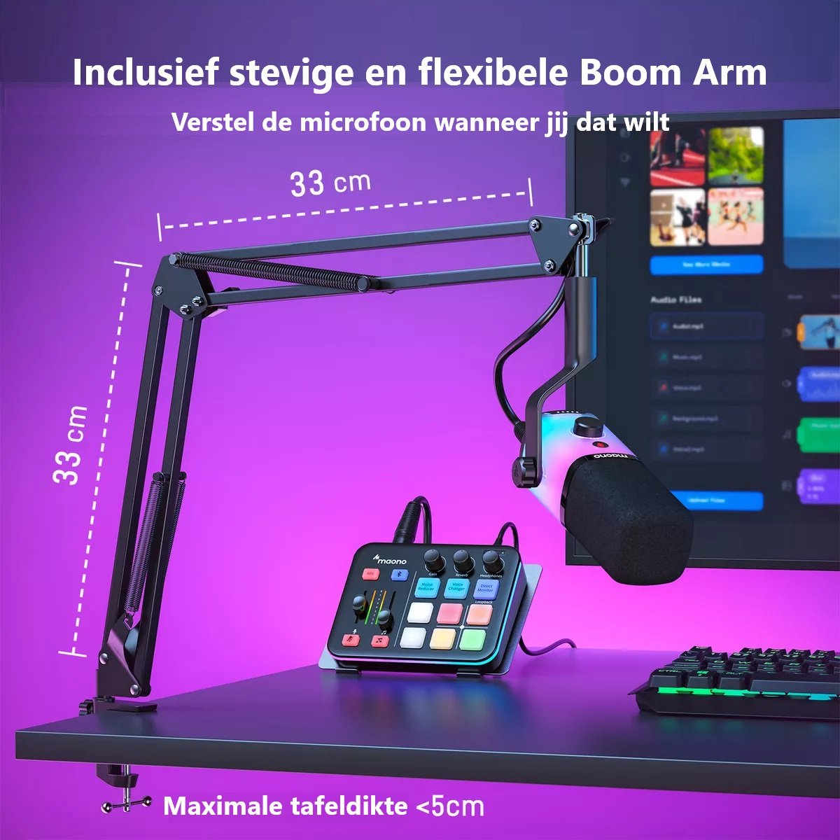 Een microfoonopstelling met een boomarm, mixer en toetsenbord op een bureau. De achtergrond heeft een monitor.