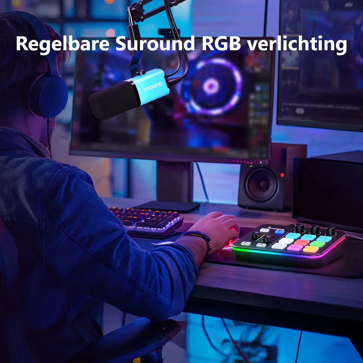 Een persoon gebruikt een computer met een koptelefoon, microfoon en een bedieningspaneel met kleurrijke lichten. De scène is donker met RGB-verlichting.