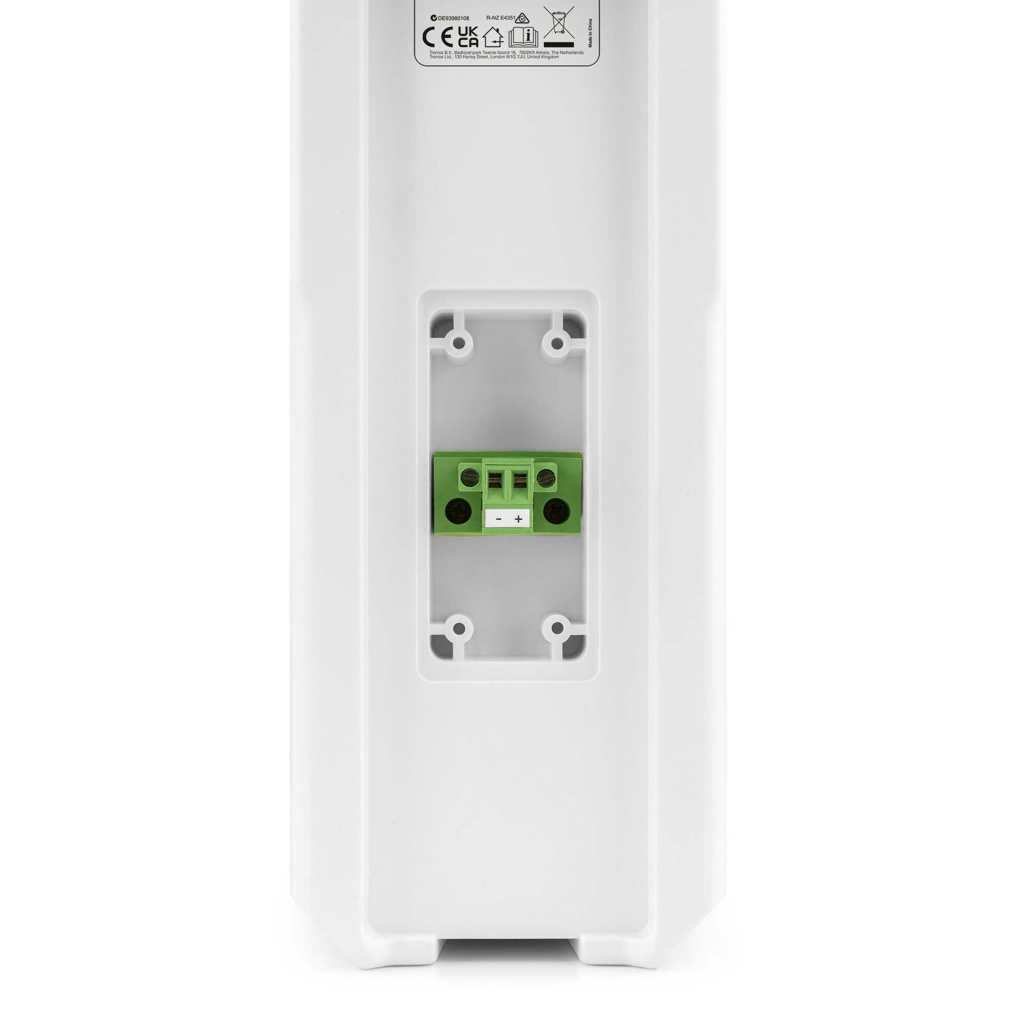 Un dispositivo blanco con un conector verde. Tiene una marca CE e información reglamentaria.