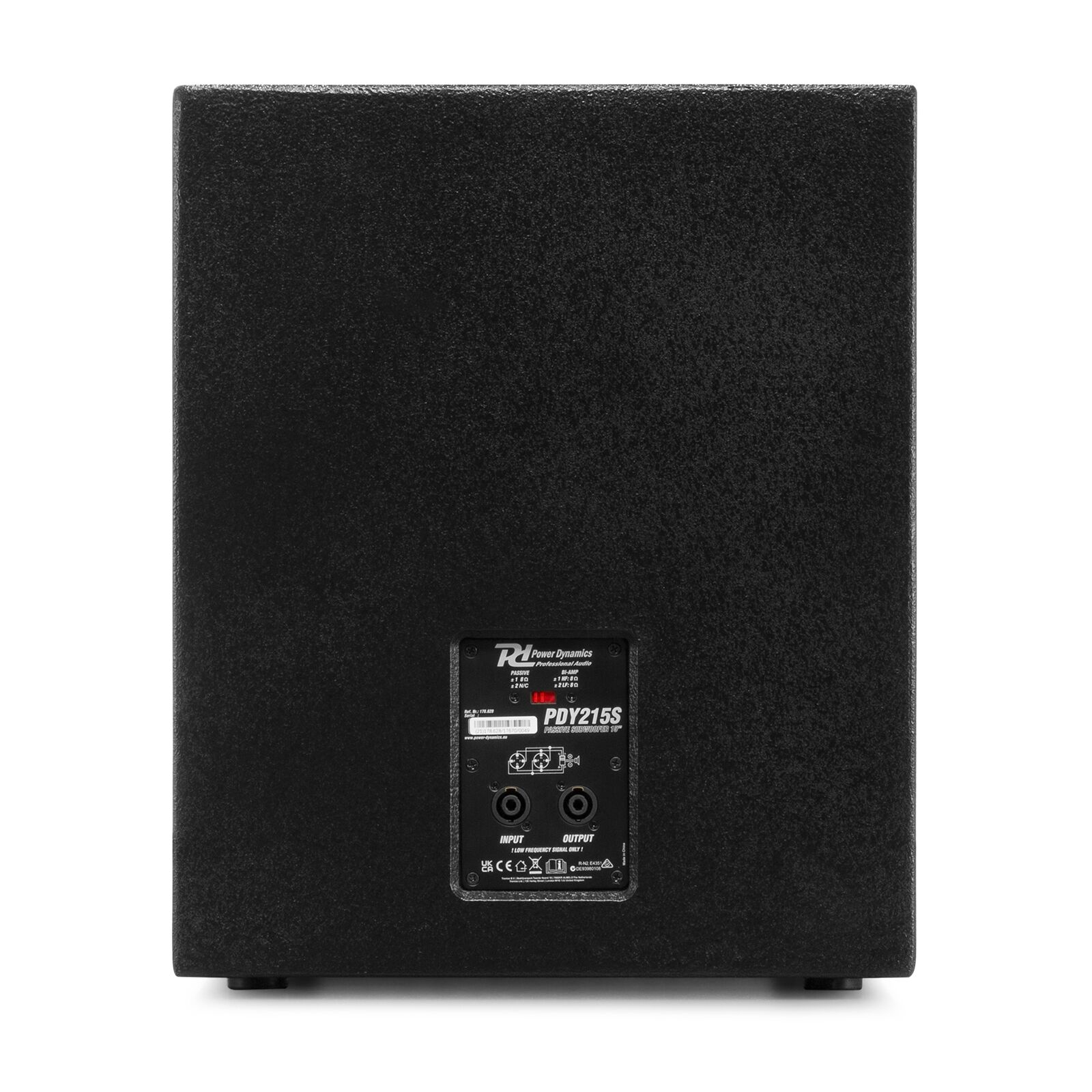 Altavoz negro con logo Power Dynamics y modelo PDY215S. Puertos de entrada y salida visibles en la parte inferior.