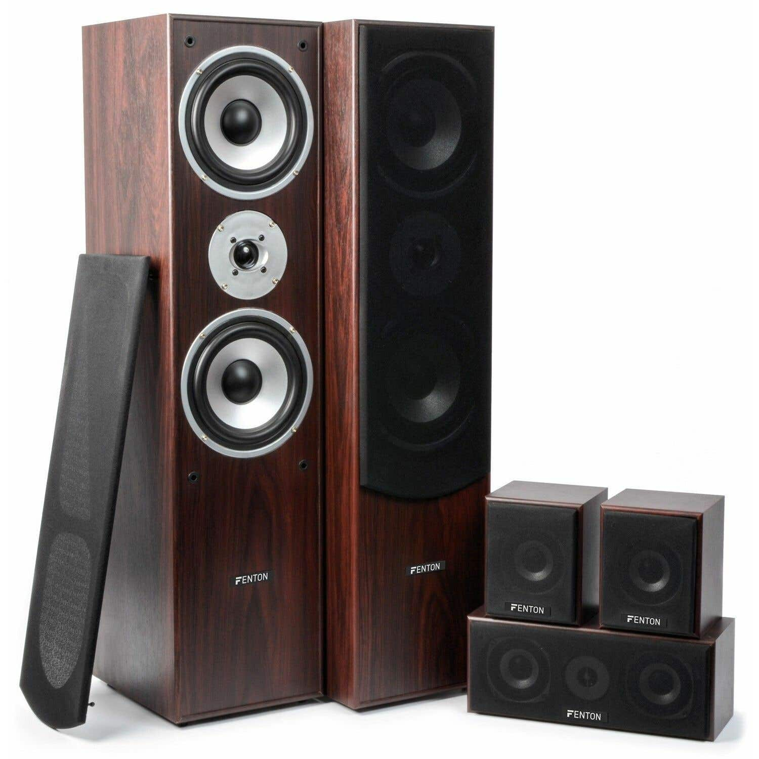 Juego de altavoces FENTON. Dos altavoces altos, dos pequeños y uno largo. Acabado de madera marrón con tela negra para altavoces.