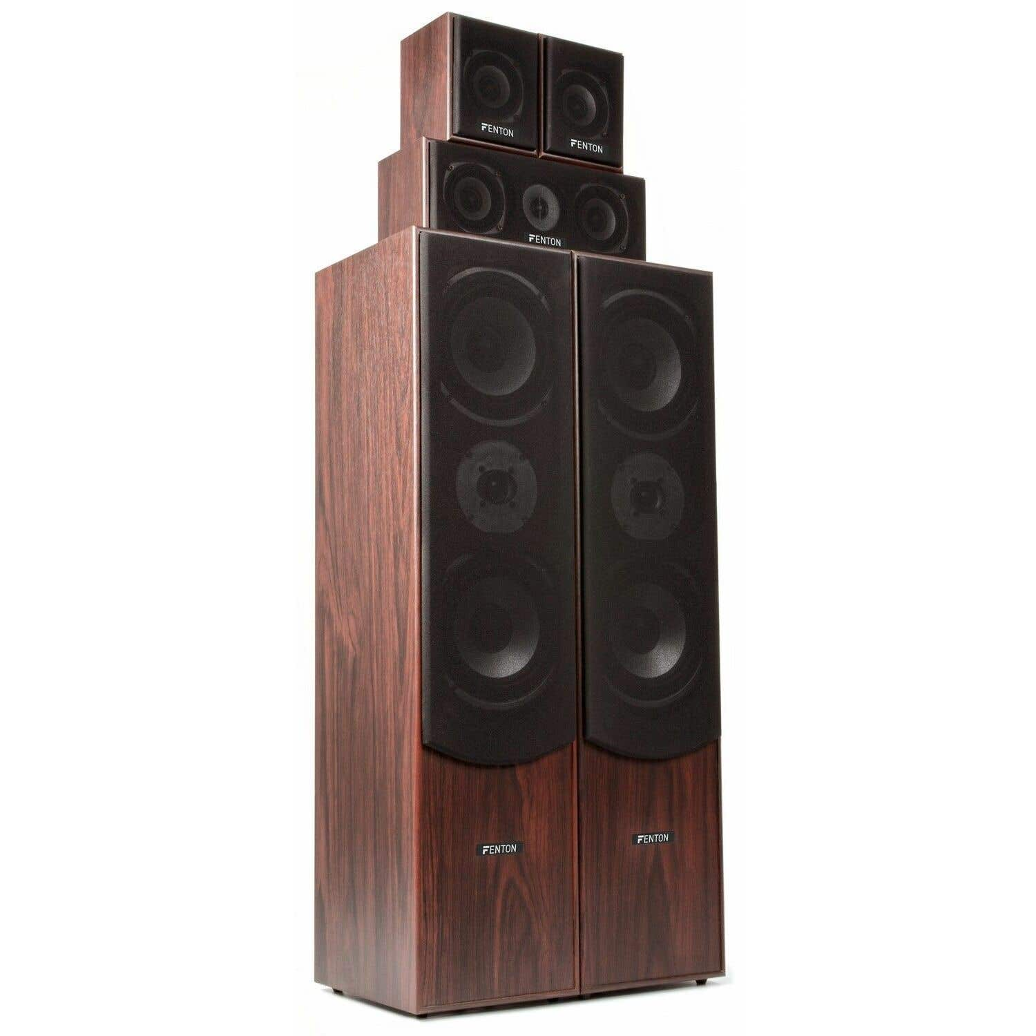 Un juego de altavoces Fenton. Un altavoz vertical grande en la base. Encima, tres altavoces más pequeños apilados.