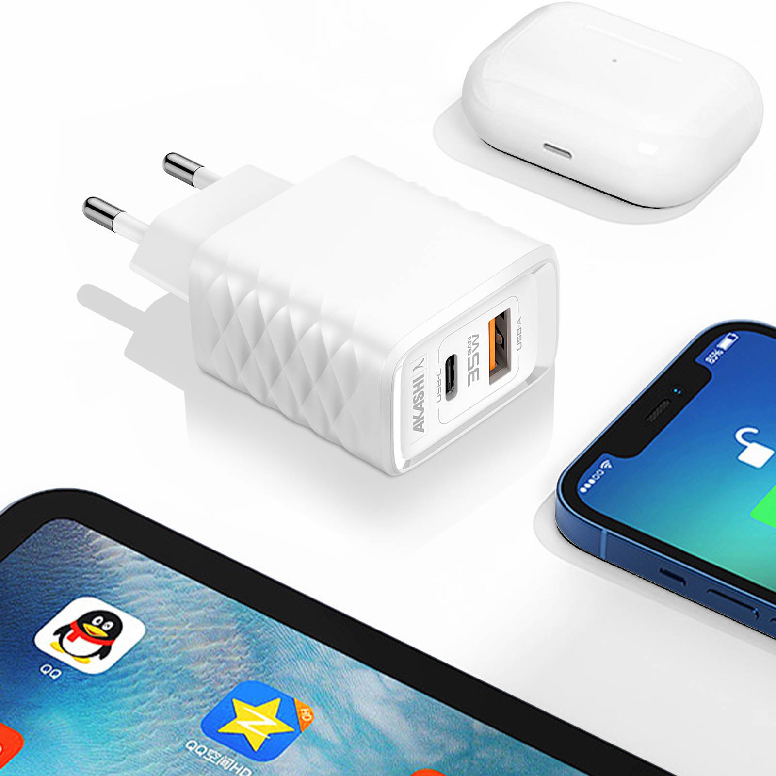 Caricabatterie, telefono e auricolari bianchi su superficie bianca. Lo schermo del telefono mostra icone di app, il caricabatterie ha una porta USB.