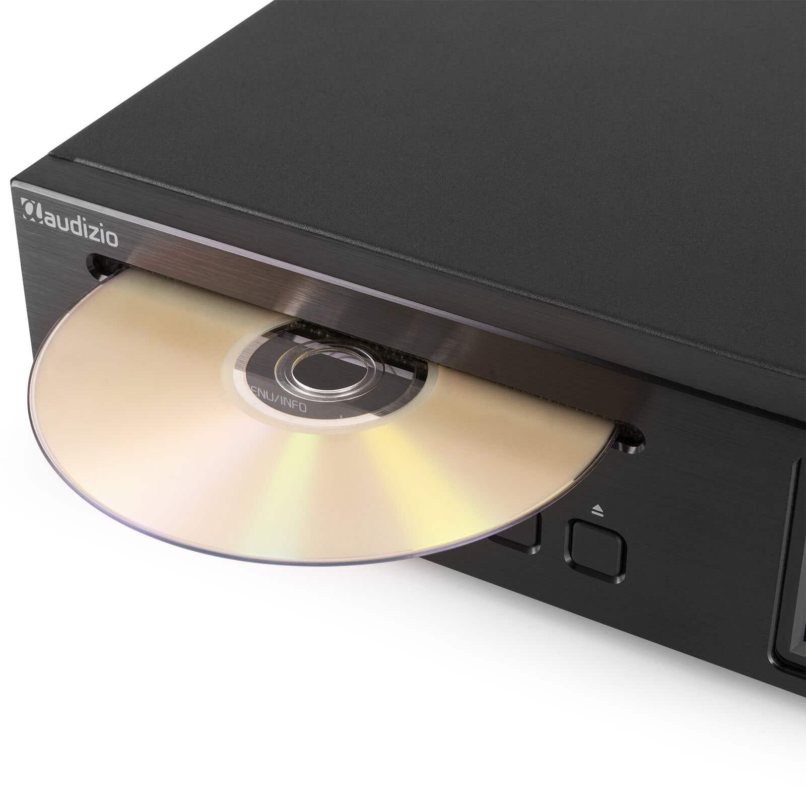 Un reproductor de CD negro con un CD siendo expulsado. El CD es brillante con texto. El reproductor tiene botones y el logo 'claudio'.