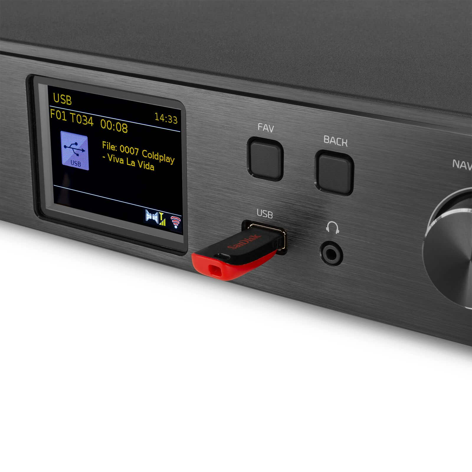 Primer plano de un dispositivo de audio negro con una pantalla que muestra información musical. Una unidad USB roja está insertada.