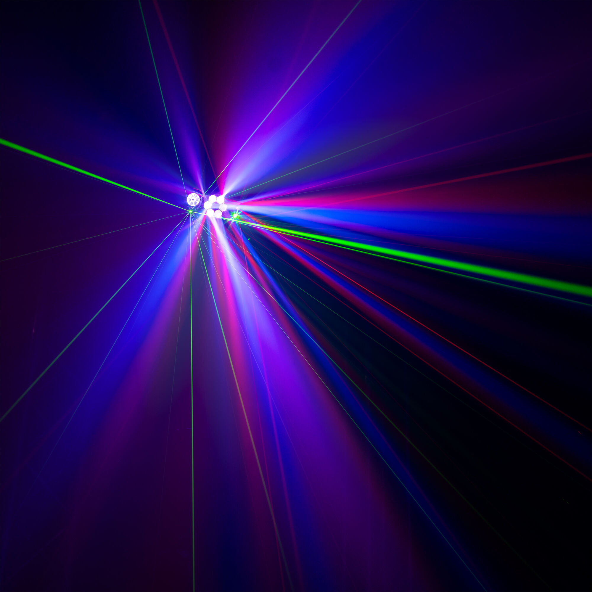 Una imagen oscura con un espectáculo de luces láser. Rayos verdes, rojos y morados emanan de un grupo central de luces.