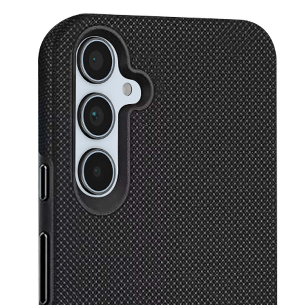 Primo piano di una custodia per telefono nera con un modulo fotocamera a tripla lente. La custodia ha una superficie strutturata, le lenti sono prominenti.
