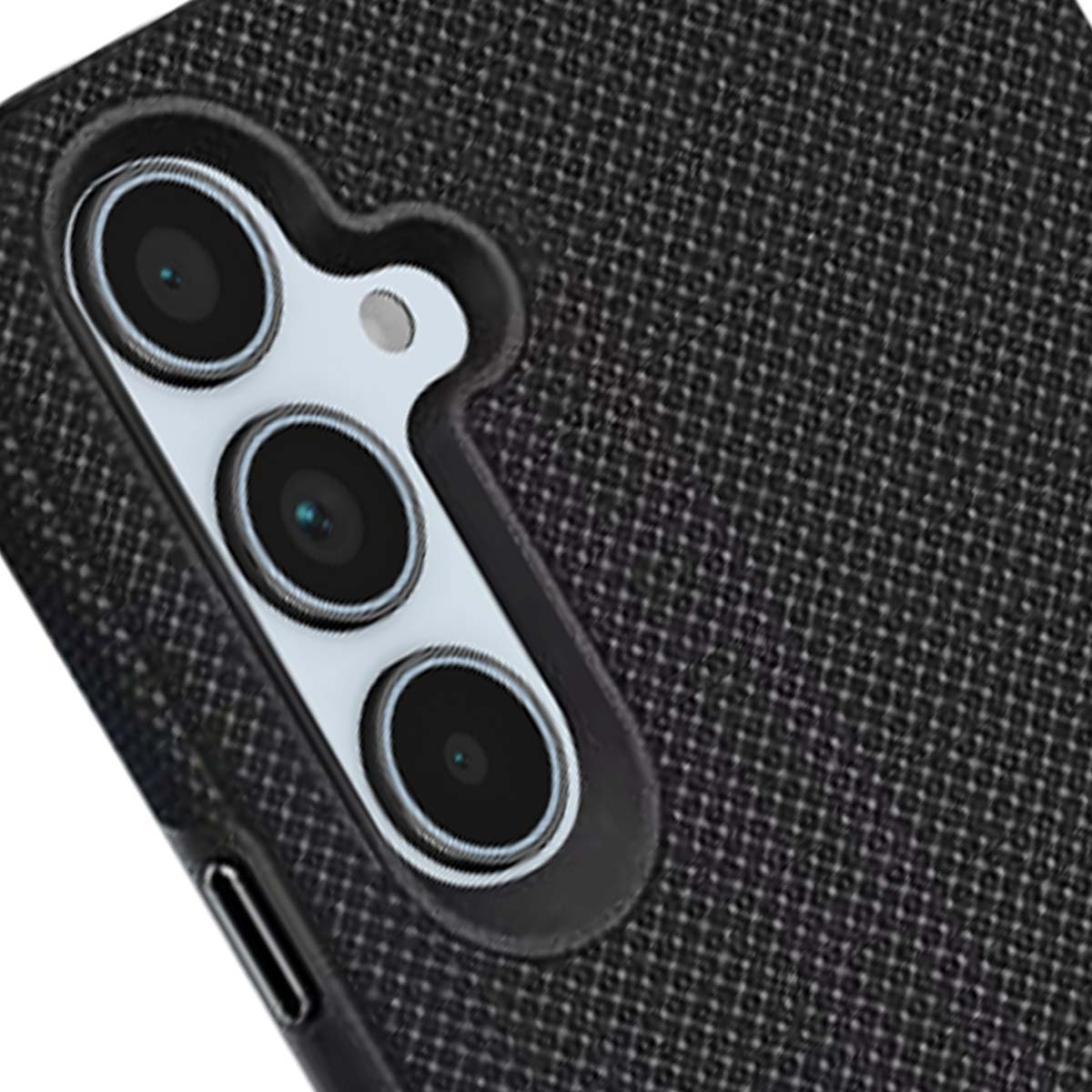Primo piano di una custodia per telefono nera con un modulo fotocamera. Sono visibili tre lenti e un flash. La custodia ha una superficie strutturata.