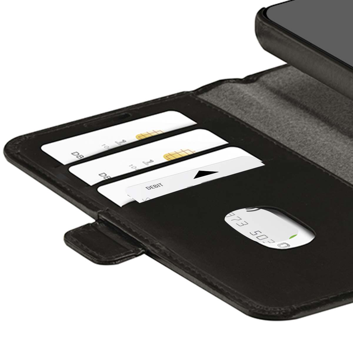Portafoglio in pelle nera con carte di credito e debito visibili. Un telefono è parzialmente visibile sopra il portafoglio.
