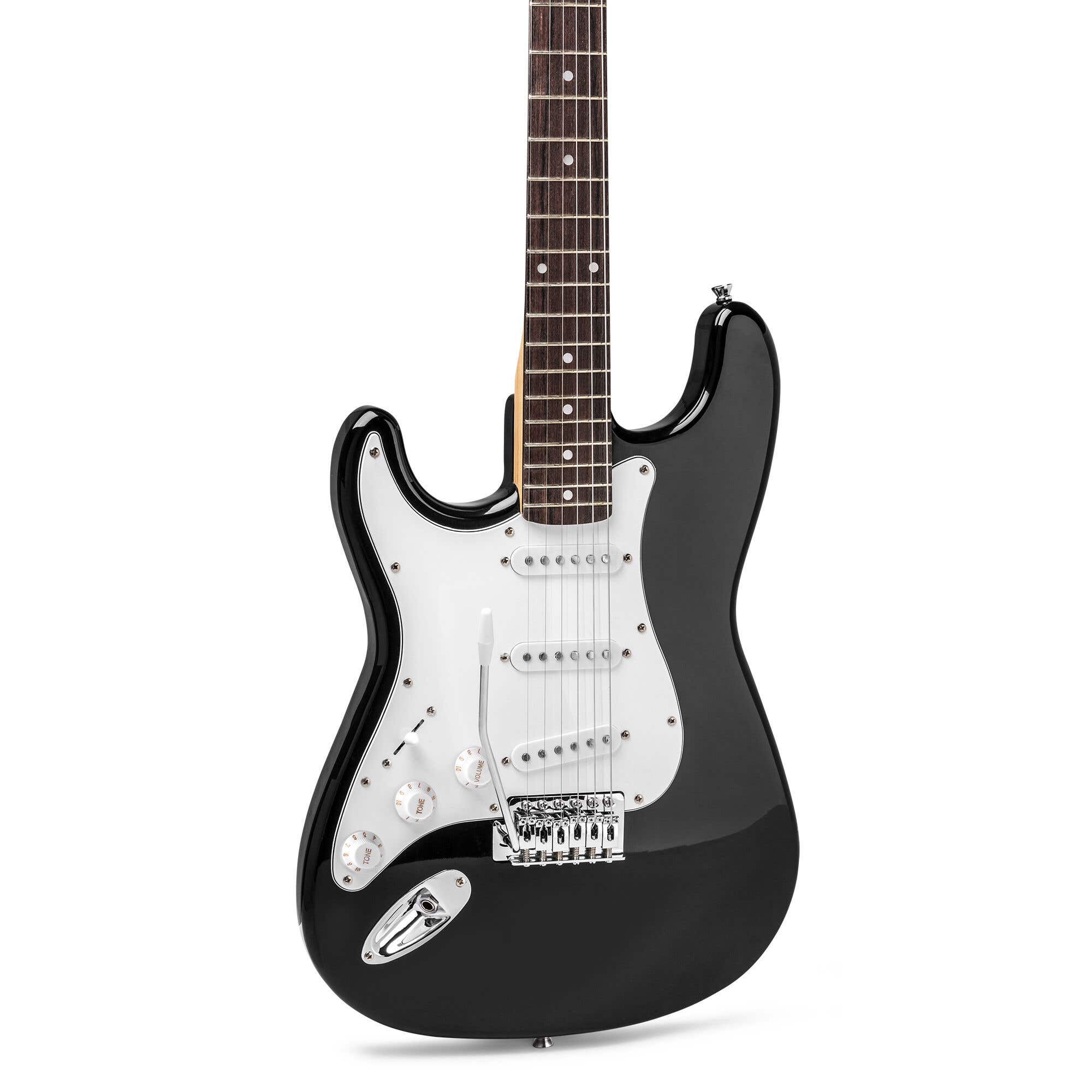 Una guitarra eléctrica negra con golpeador blanco está centrada. La guitarra tiene cuerdas, pastillas y perillas de volumen. El fondo es blanco.