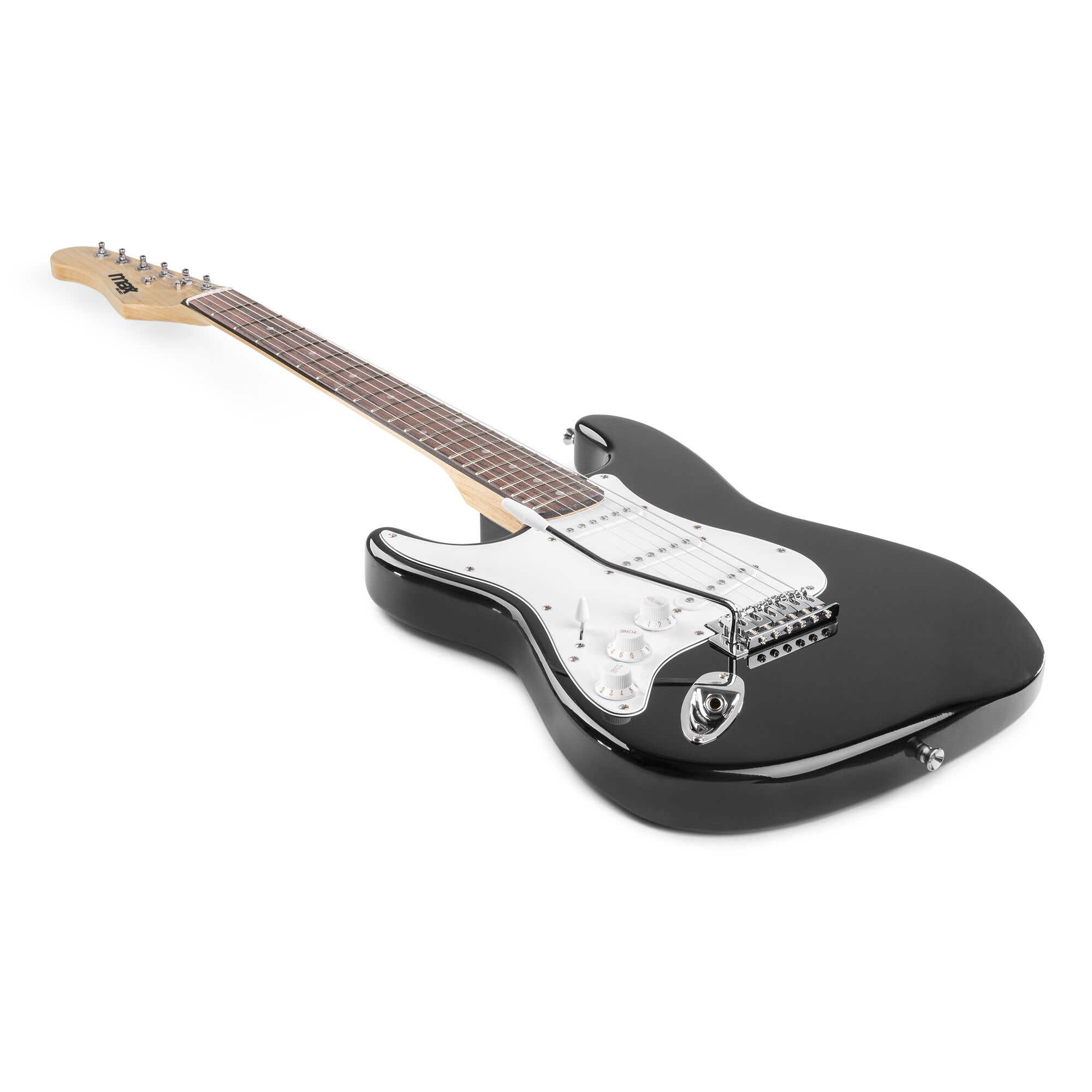 Una guitarra eléctrica negra sobre fondo blanco. Tiene un golpeador blanco y herrajes plateados.