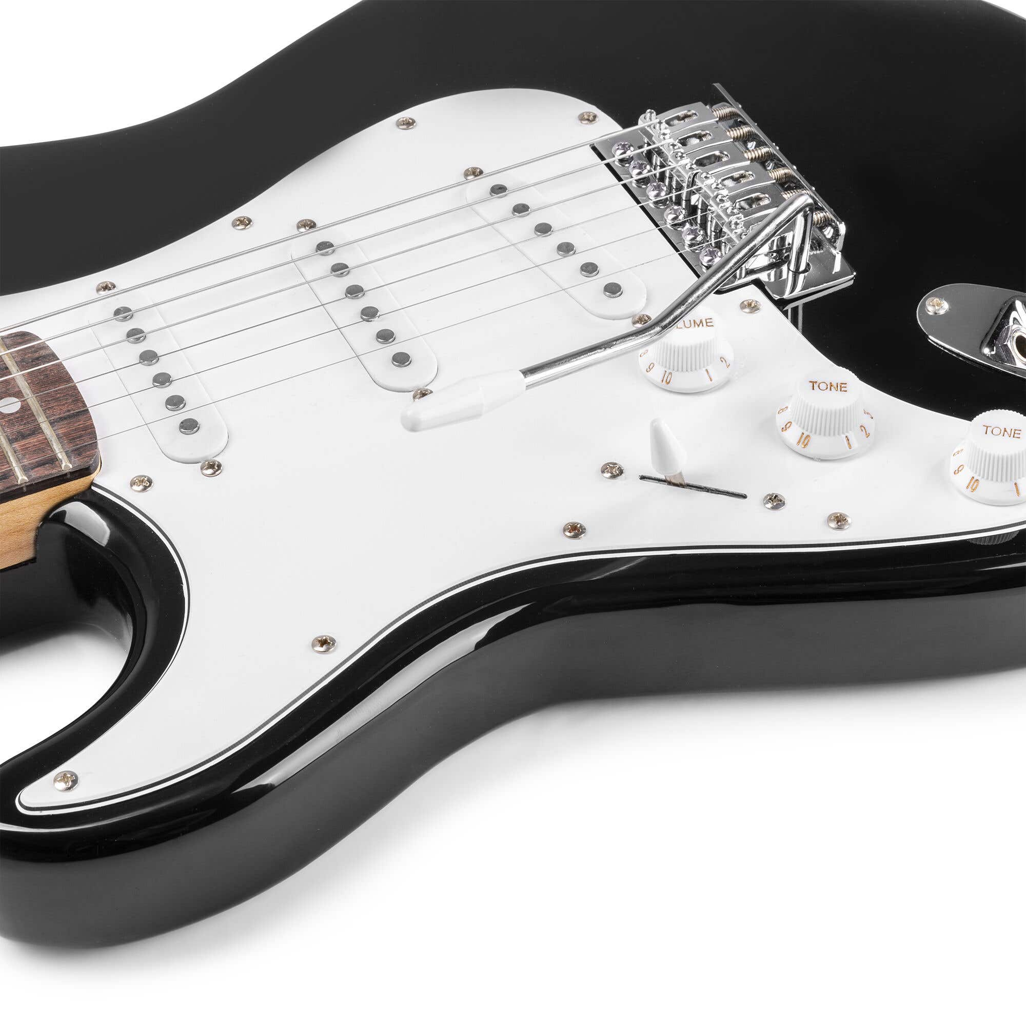 Una guitarra eléctrica negra con golpeador blanco, herrajes cromados y cuerdas, sobre fondo blanco.