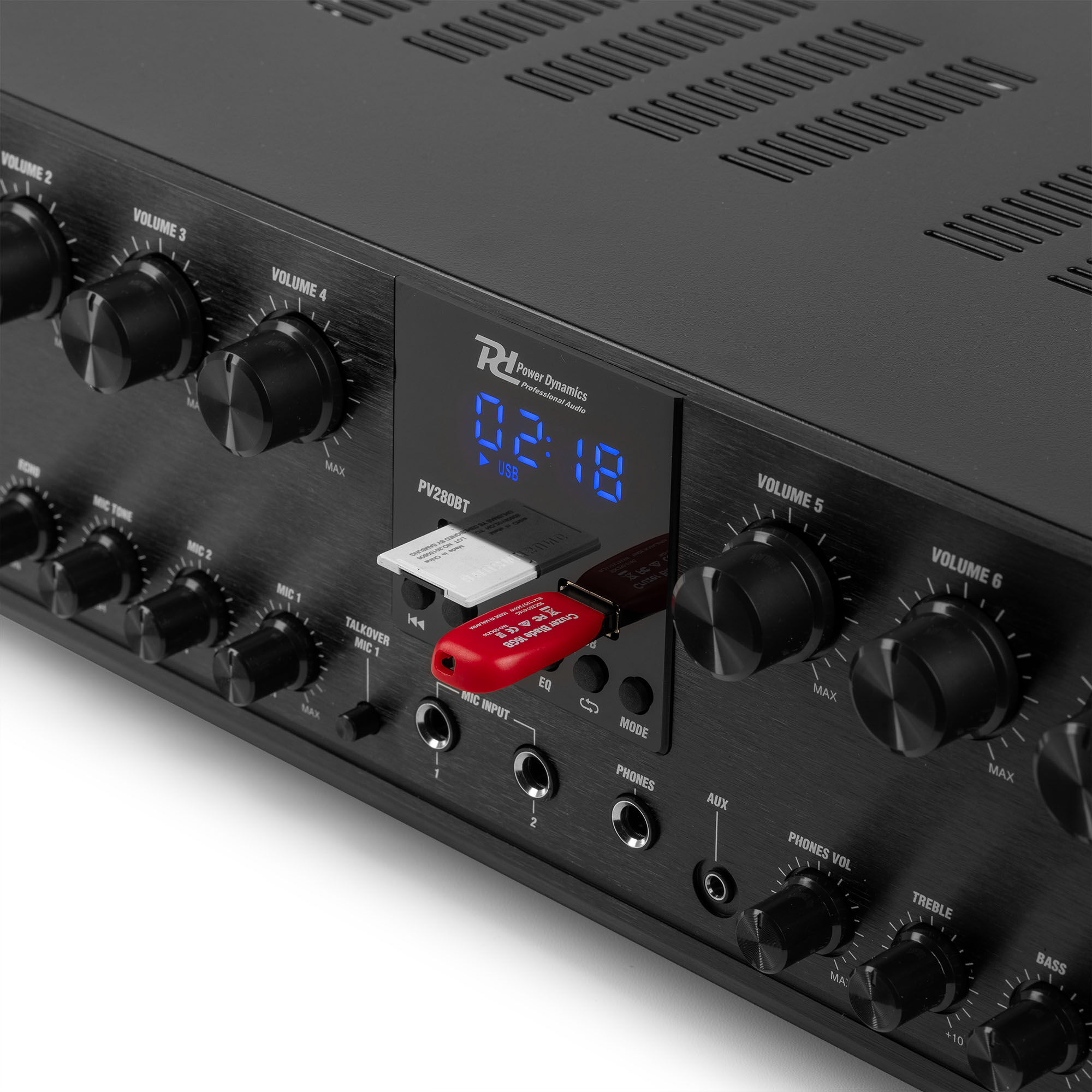 Amplificador de audio negro con perillas, botones y pantalla digital que muestra la hora y puertos USB con unidades.