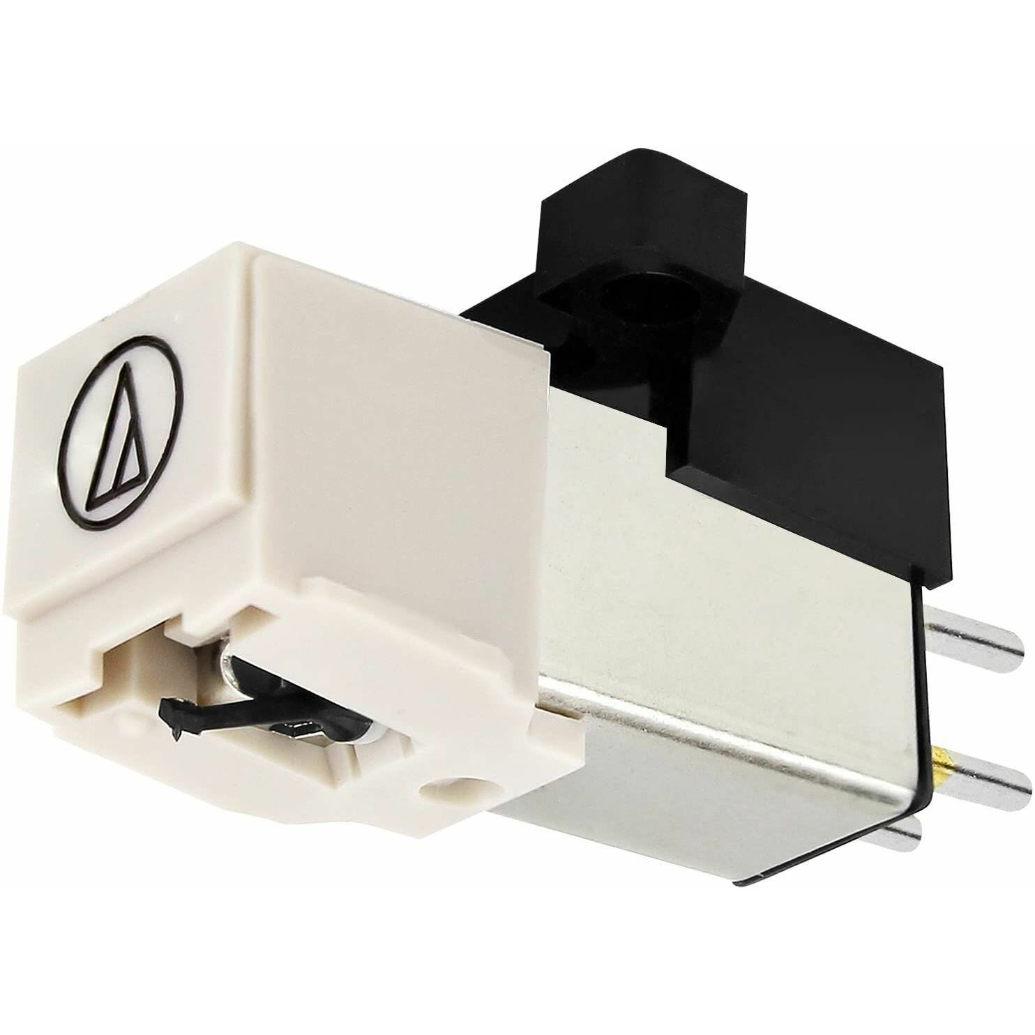 Primer plano de un cartucho fonográfico Audio-Technica blanco y negro con clavijas metálicas, aguja negra y un logotipo.