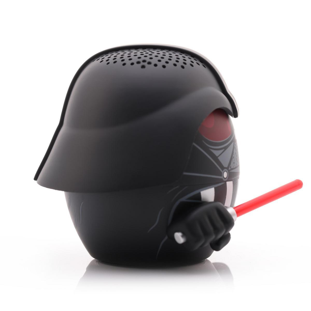 Ein Darth Vader-Lautsprecher mit rotem Lichtschwert. Er hat einen schwarzen Helm und einen schwarzen Körper. Der Hintergrund ist weiß.