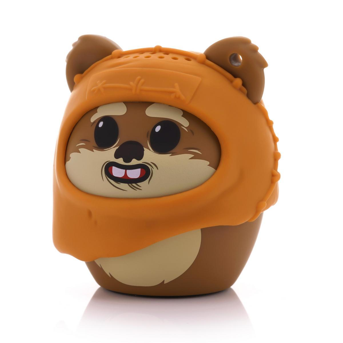 Una statuetta marrone di Ewok con un cappuccio arancione. Ha grandi occhi neri e bocca aperta. Lo sfondo è bianco.