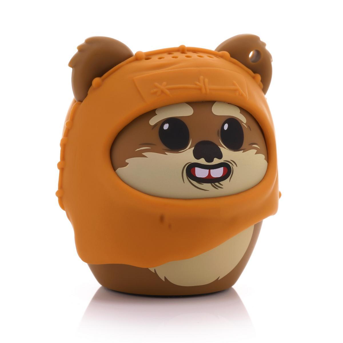 Una figura giocattolo Ewok dei cartoni animati. Ha pelliccia marrone, grandi occhi neri e un cappuccio arancione. La bocca è aperta, mostrando i denti.