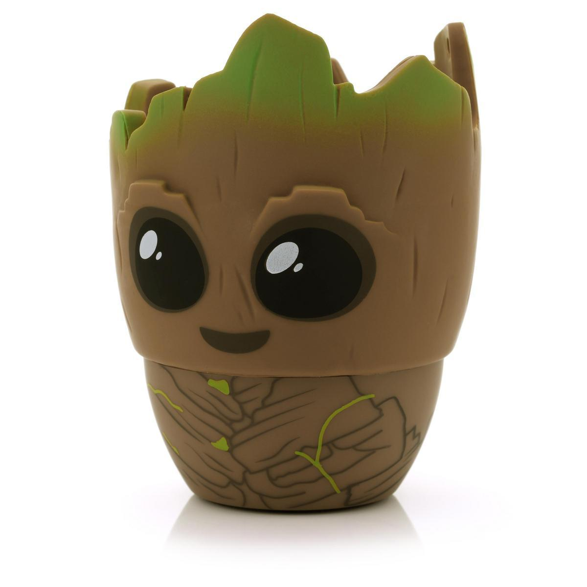 Una figura di Groot, marrone con la parte superiore verde a forma di foglia. Ha grandi occhi neri con riflessi bianchi e un piccolo sorriso. Un design a fumetti.