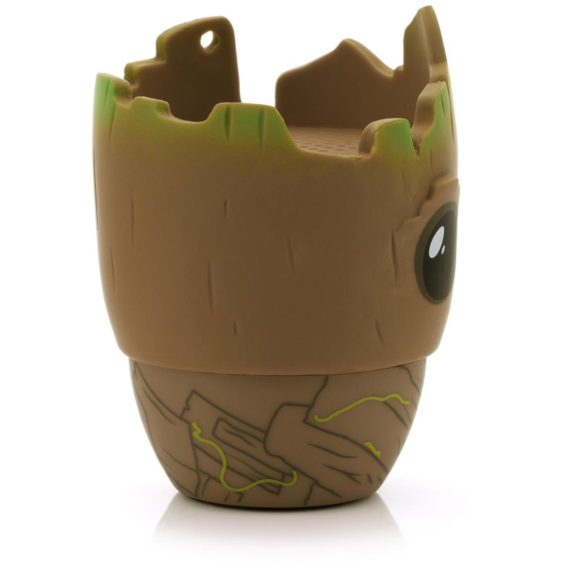Una tazza marrone e verde a forma di Groot. Ha un occhio e un'apertura rotonda in alto.