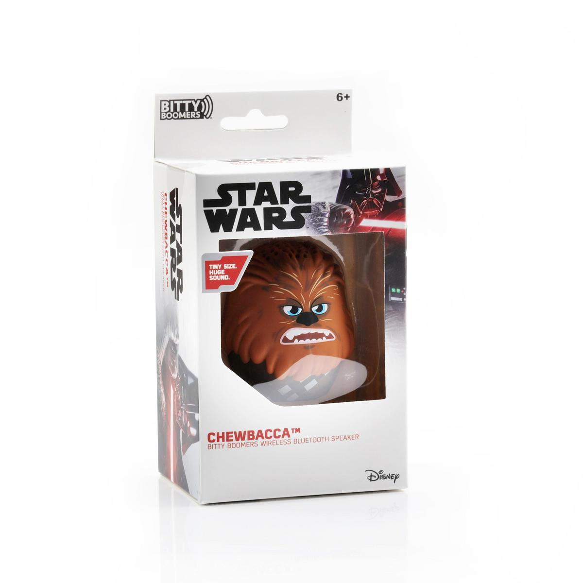 Star Wars kutusunda bir Chewbacca Bitty Boomers hoparlör. Kutuda Star Wars logosu ve Disney logosu var. Hoparlör kahverengi.