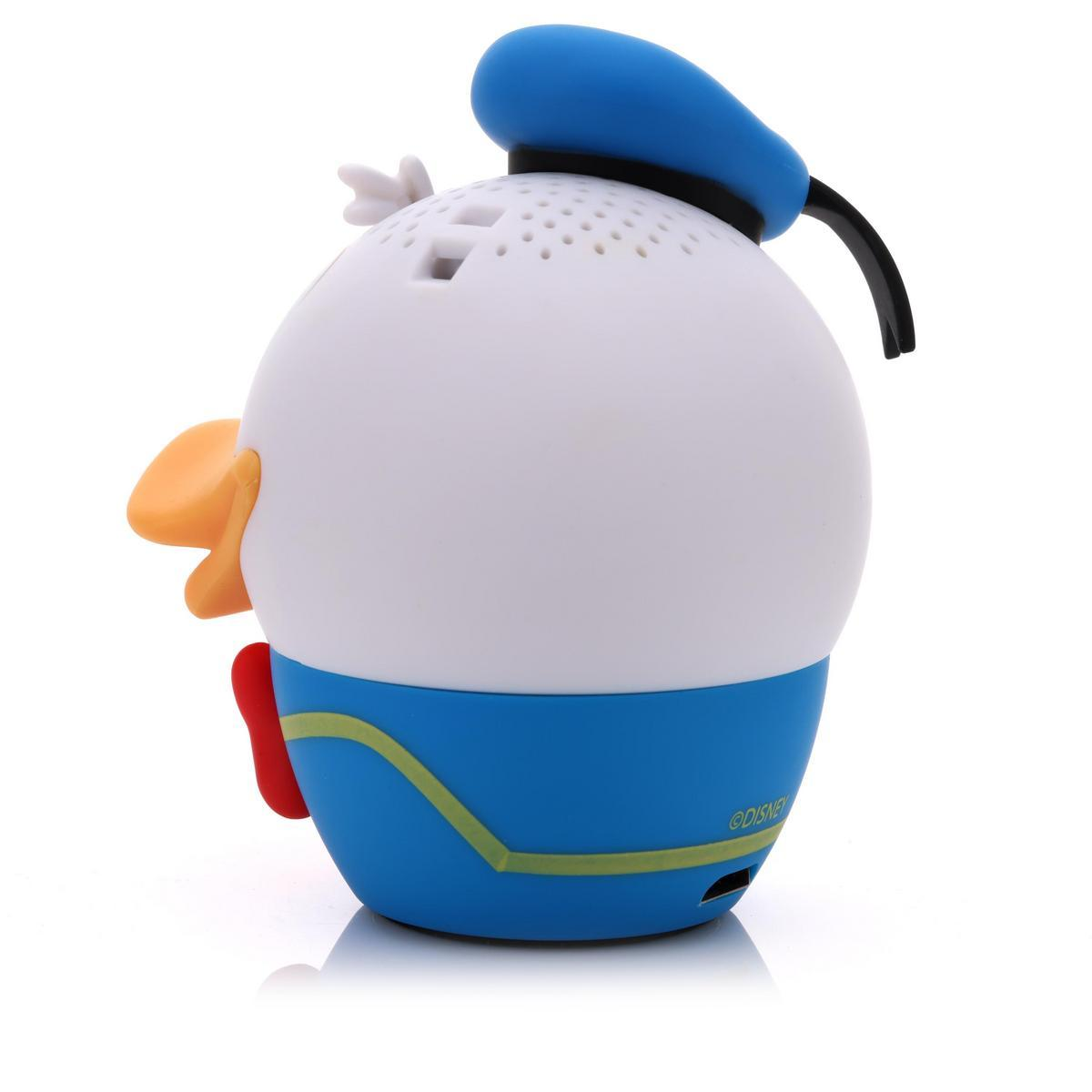 Donald Duck figürü şeklinde bir nesne. Mavi bir şapkası, turuncu bir gagası, kırmızı bir papyonu var ve çoğunlukla beyaz ve mavi renkte.