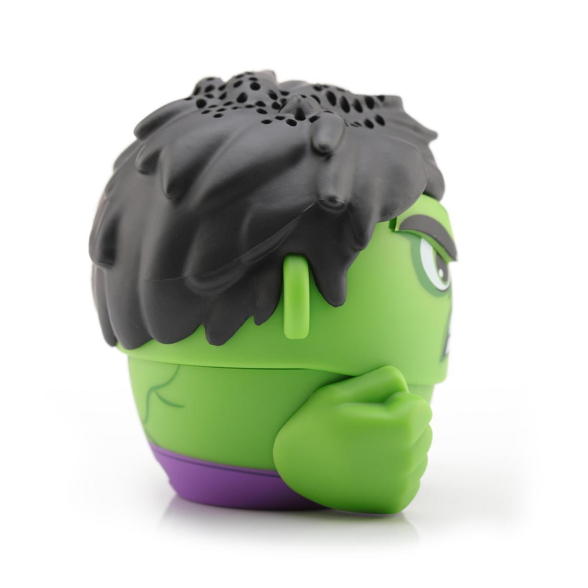 Eine grüne Hulk-Figur mit schwarzem Haar. Sie hat einen lila Sockel und eine geballte Faust. Die Augen schauen nach rechts.