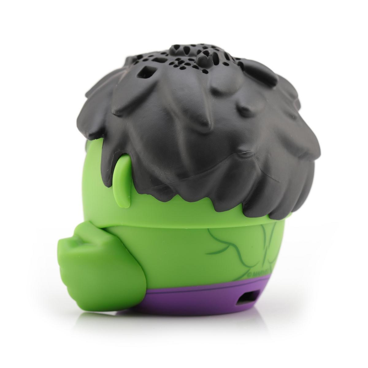 Eine grüne Hulk-Figur mit schwarzen Haaren und lila Hose. Es steht auf einer weißen Oberfläche.