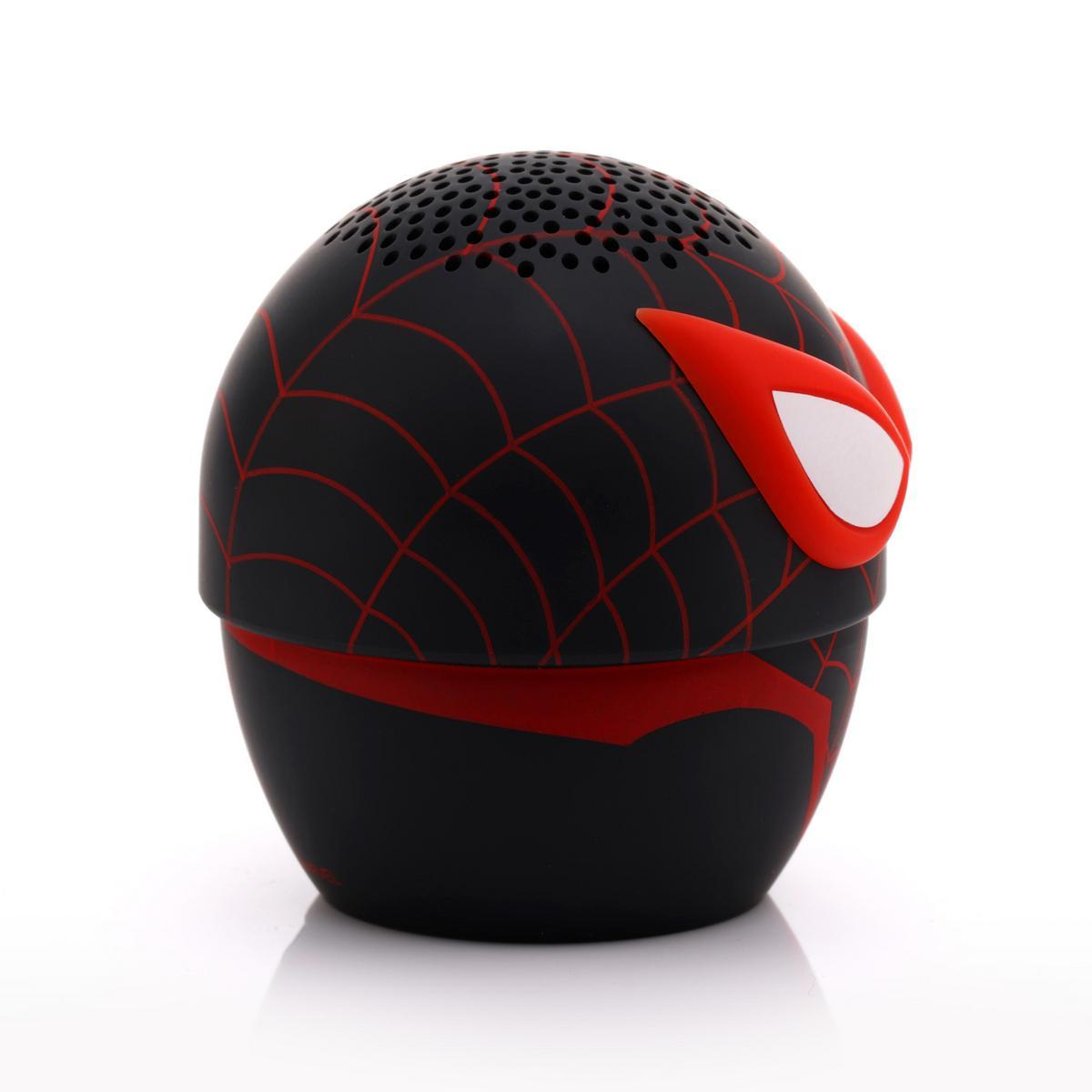 Ein Spider-Man-Lautsprecher wird gezeigt. Er ist schwarz mit roten Spinnennetzlinien und einer roten Augenmaske. Er steht auf einer weißen Oberfläche.