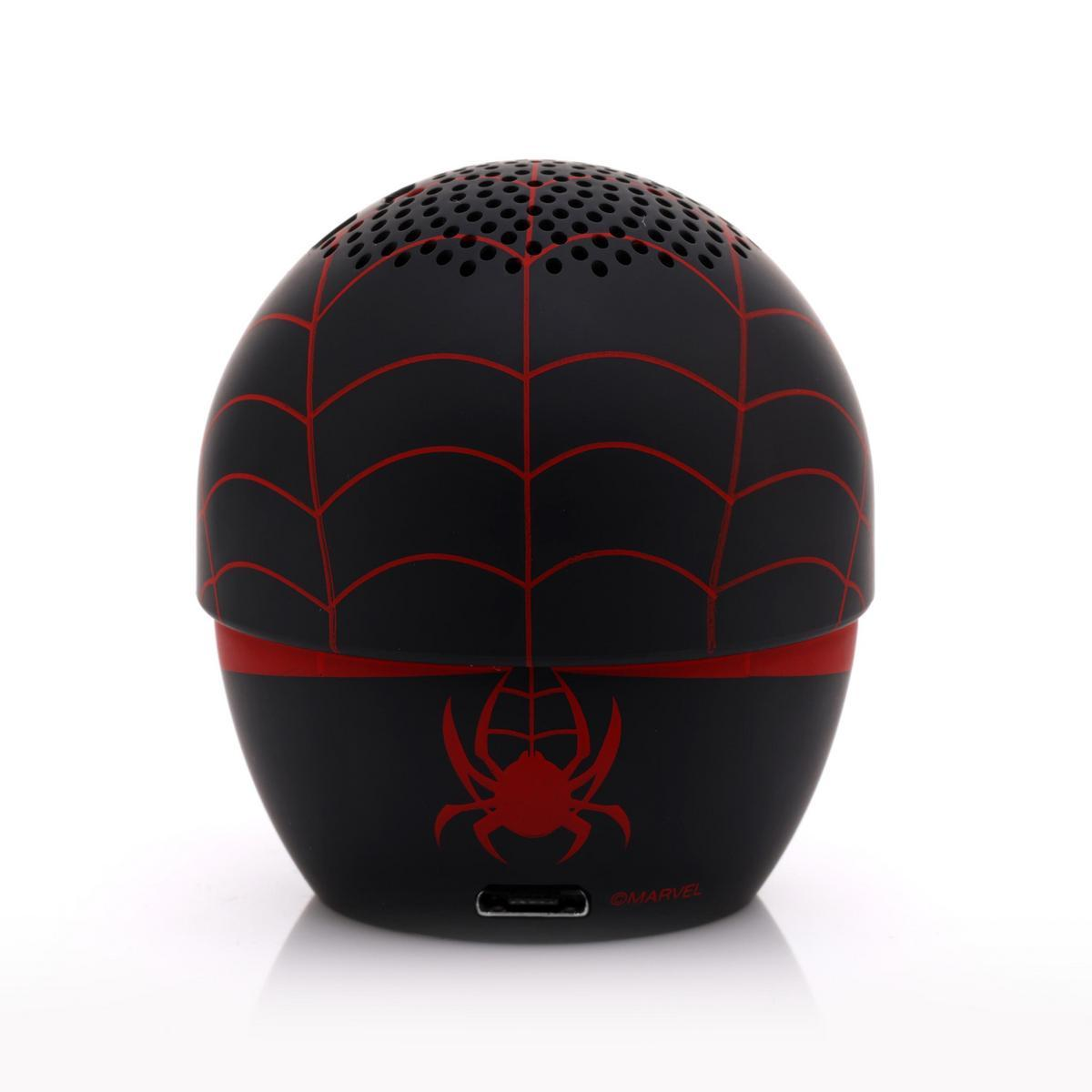 Schwarzer und roter Spider-Man-Lautsprecher. Rotes Spinnennetz-Design oben, Spinnenlogo unten. Weißer Hintergrund.