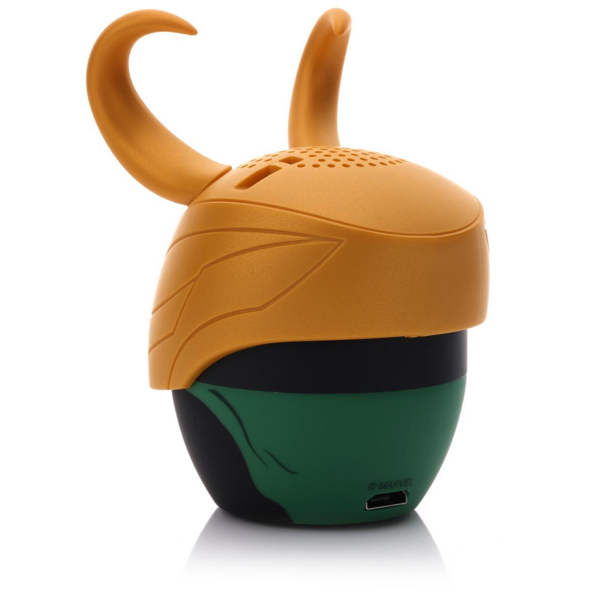 Un altoparlante a tema Loki. Ha un casco arancione con corna, una fascia nera e una base verde. Il logo Marvel è visibile.