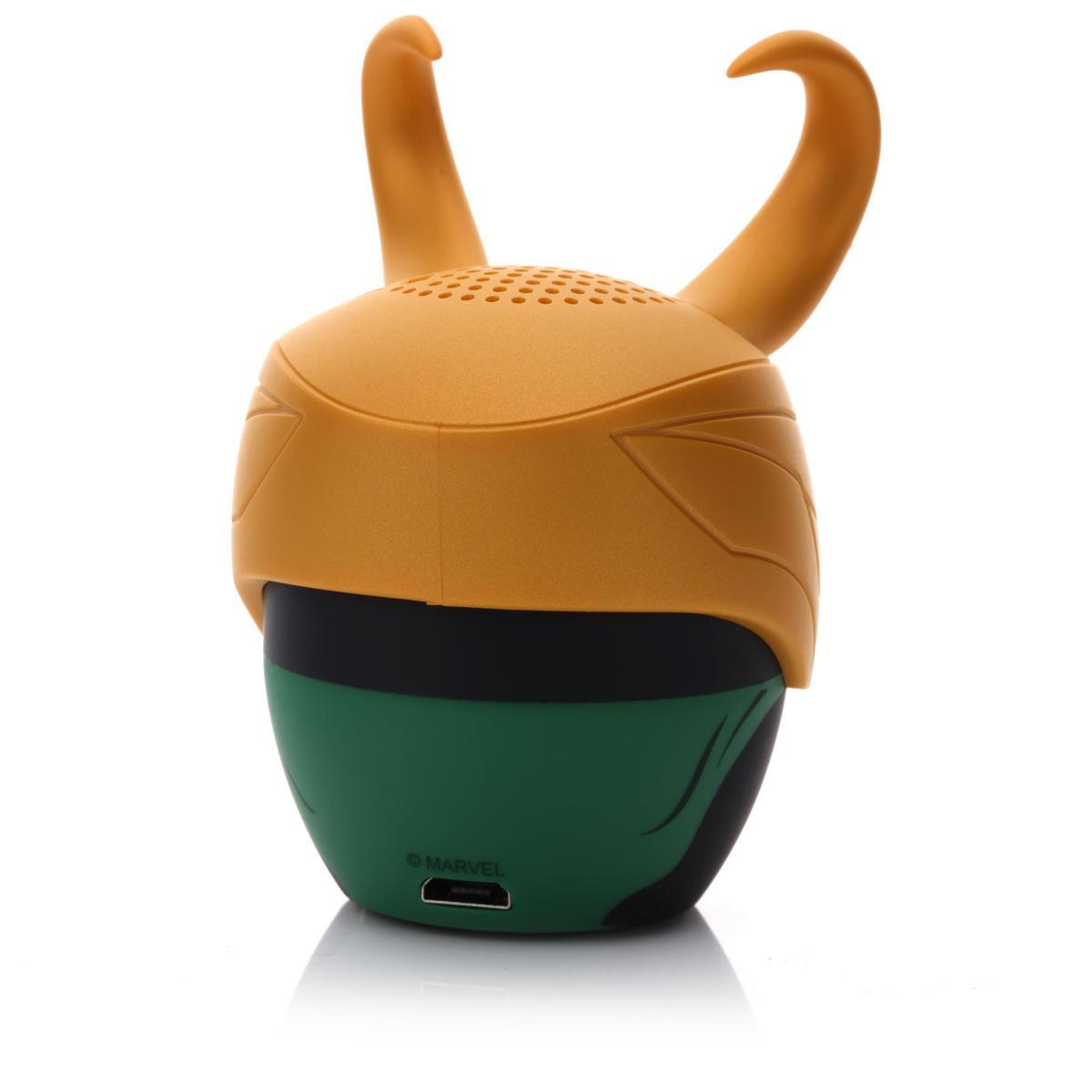 Un altoparlante a forma di elmo di Loki. Ha corna gialle, una base verde e il logo Marvel. Striscia nera separa i colori.