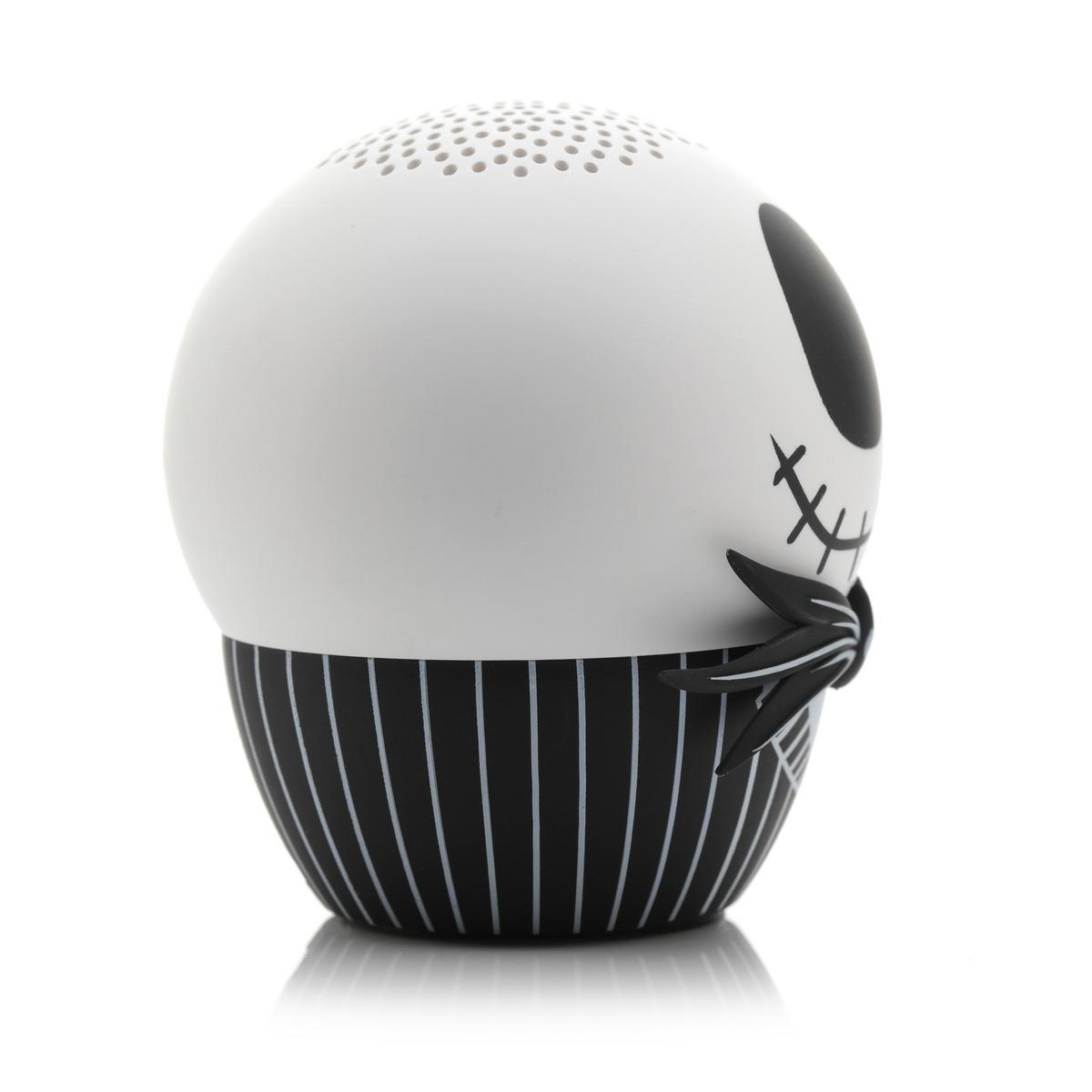 Bir Jack Skellington hoparlörü. Üst kısım delikli beyaz, alt kısım beyaz çizgili siyah. Yüzü yan tarafta.