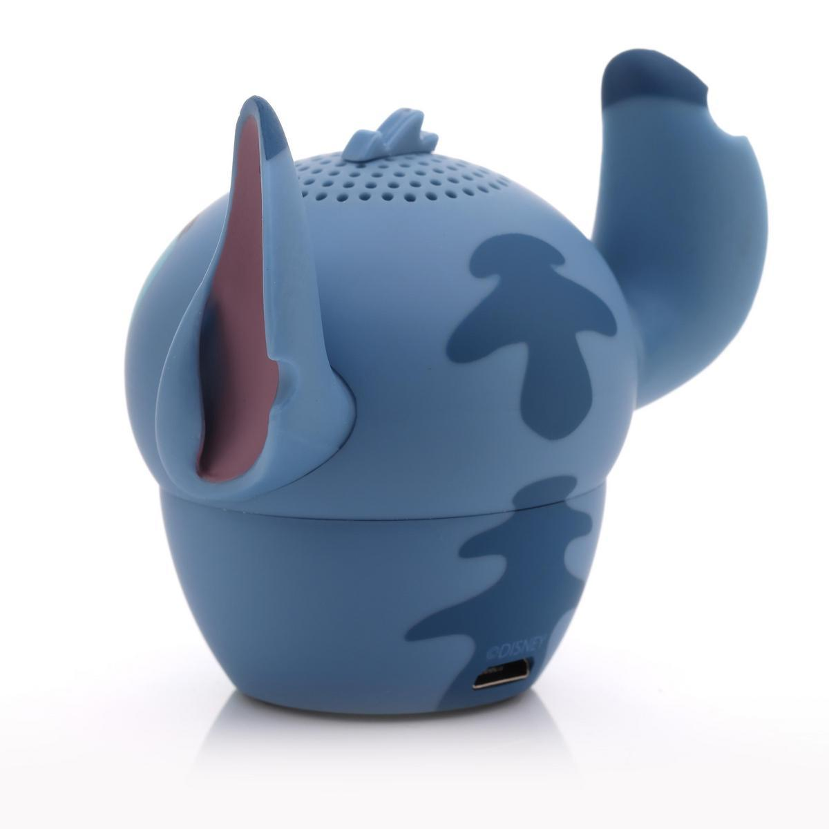 Un altoparlante blu a forma di Stitch. Ha grandi orecchie, una piccola pinna e un motivo a macchie blu scuro. L'interno dell'orecchio è rosa.