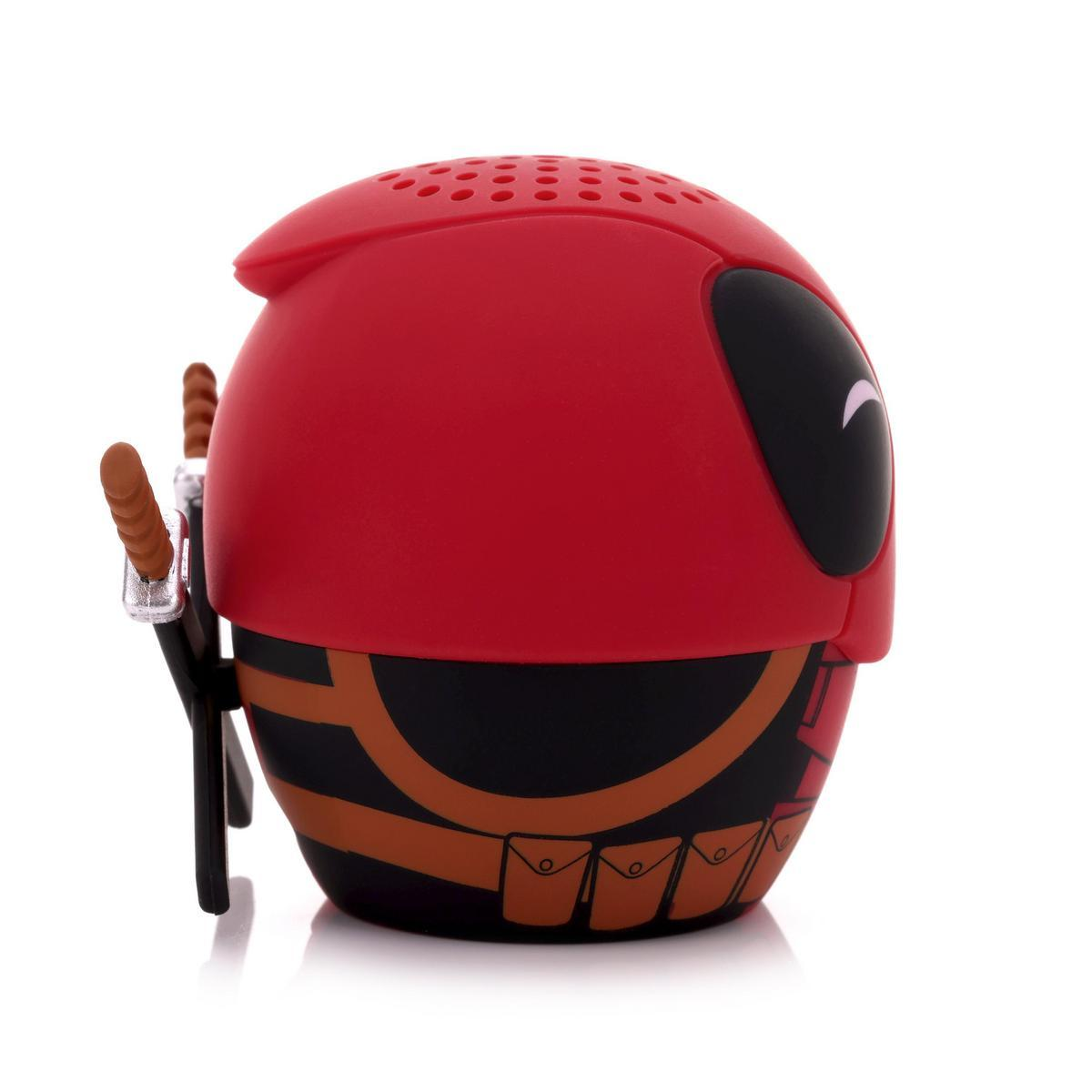 Deadpool temalı hoparlör. Kırmızı ve siyah renkler. Yan tarafta kılıçlarla Deadpool maskesi tasarımı içerir. Beyaz zemin.