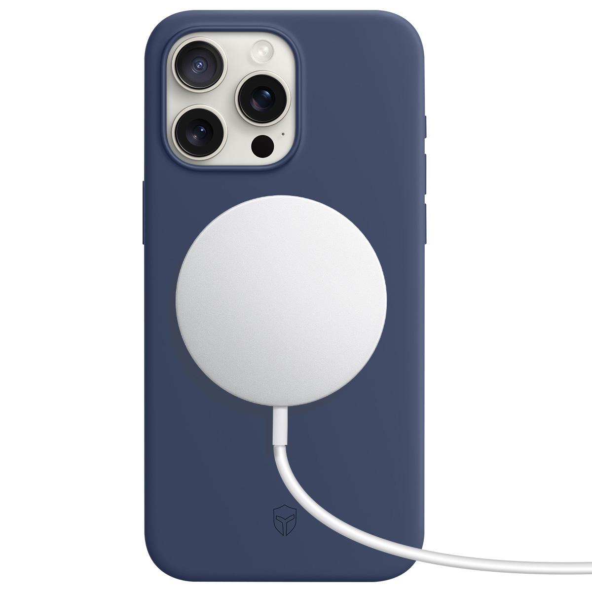 Een marineblauwe iPhone-hoes met een witte MagSafe-oplader eraan. De telefoon heeft drie cameralenzen. Een witte kabel is aangesloten.