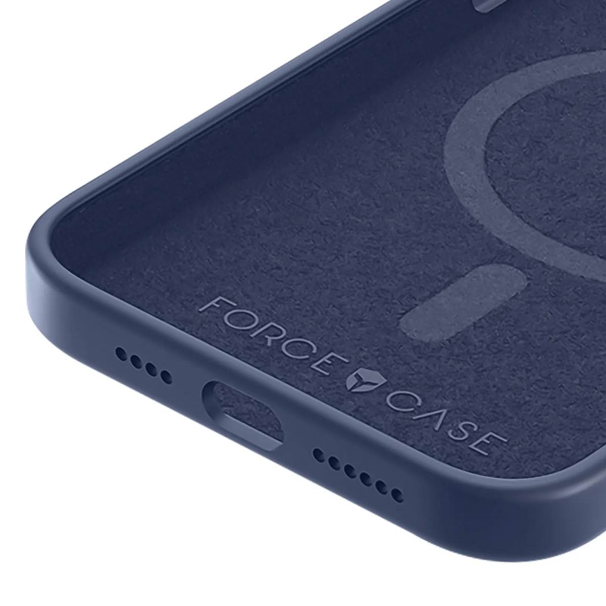 Close-up van een donkerblauwe telefoonhoes. Er staat 'FORCE CASE' op gedrukt en er zitten verschillende kleine gaatjes aan de zijkant.