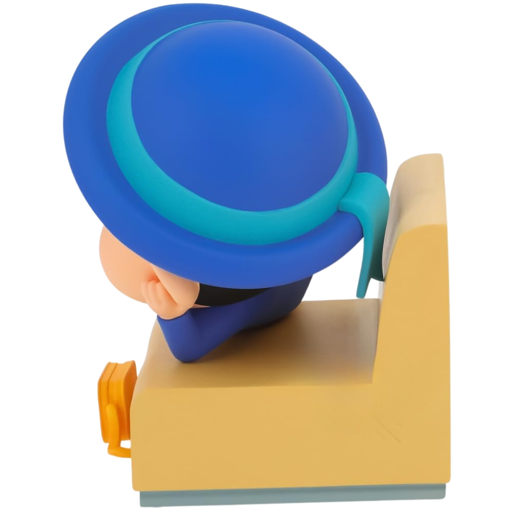 Un personaggio dei cartoni animati con cappello e cappotto blu, seduto su una sedia gialla. Il volto del personaggio è parzialmente visibile.
