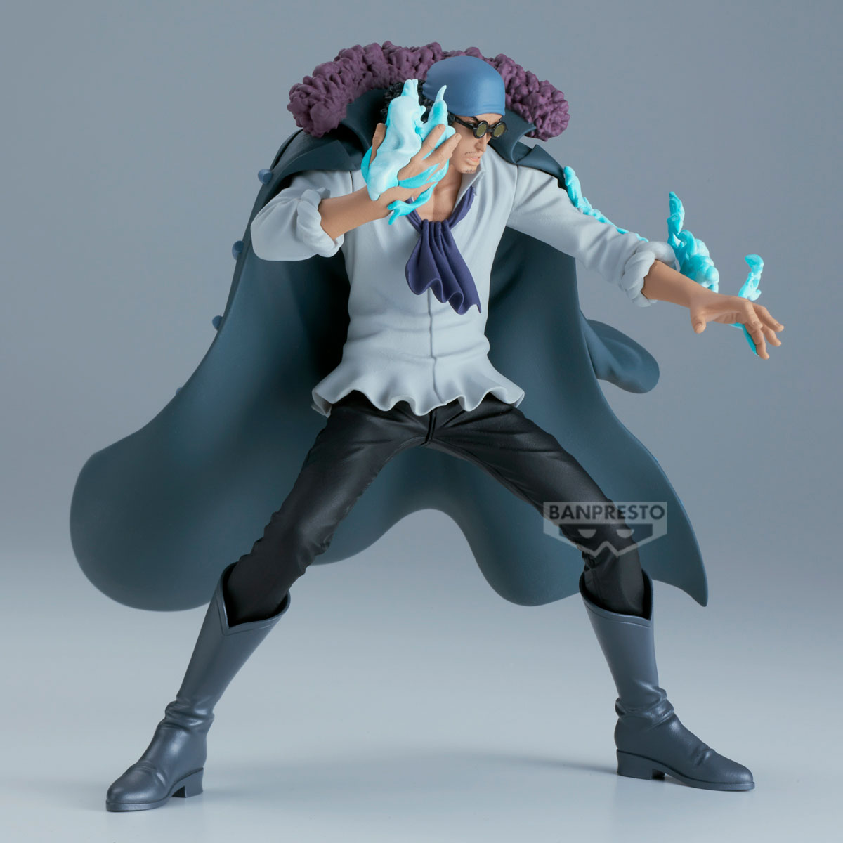 Figur eines Mannes in weißem Hemd, schwarzer Hose und blauem Umhang, mit blauer Energie in den Händen. Er trägt eine Sonnenbrille.