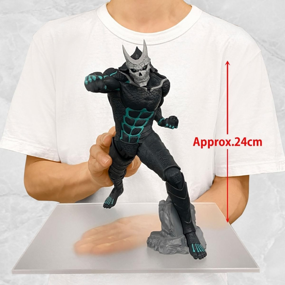Una persona tiene in mano un action figure nero con una testa a teschio. È su un supporto trasparente, con l'altezza segnata a circa 24 cm.