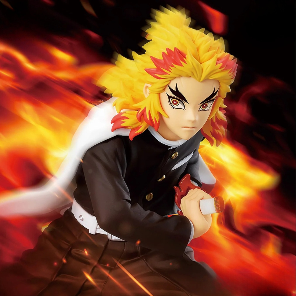 Anime-Figur mit feurigen Haaren und Augen, hält ein Schwert. Gekleidet in einer schwarzen Uniform mit weißem Umhang, vor feurigem Hintergrund.